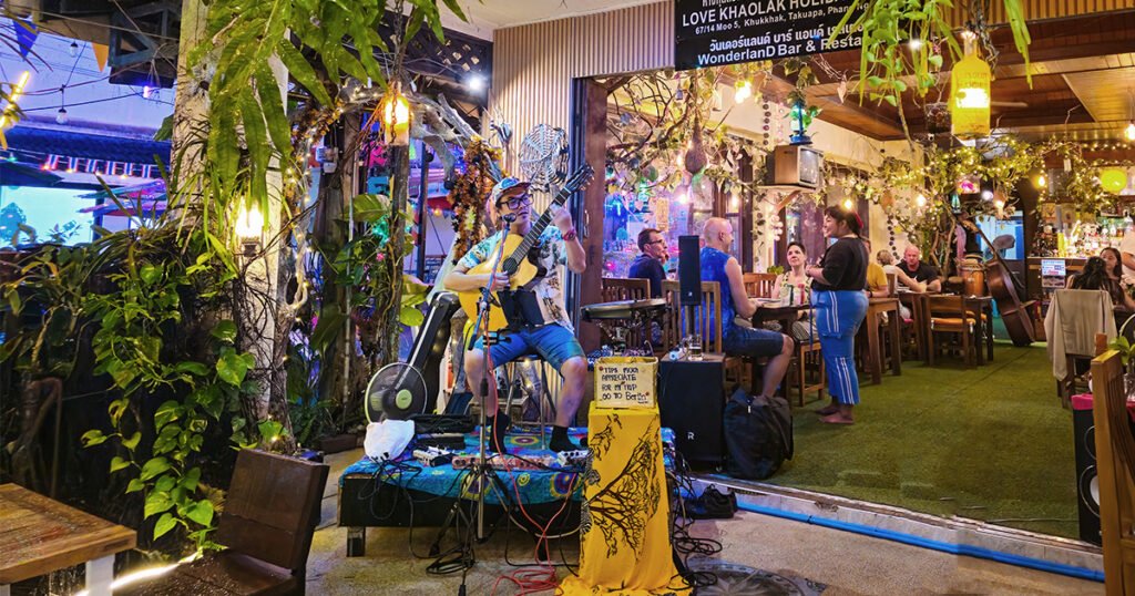 Live music at WonderlanD Bar & Restaurant in Bang Niang, Khao Lak
